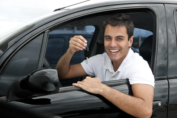 Šťastný hispánský muž v jeho nové auto — Stock fotografie