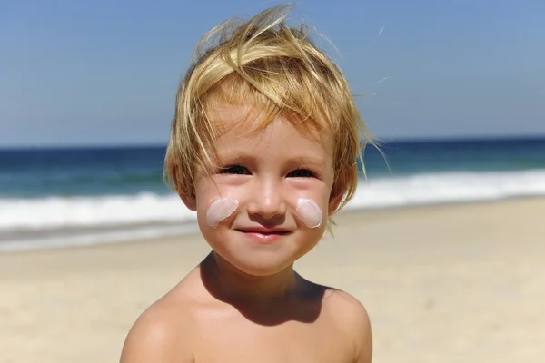 ビーチで日焼け止めとかわいい子 — ストック写真
