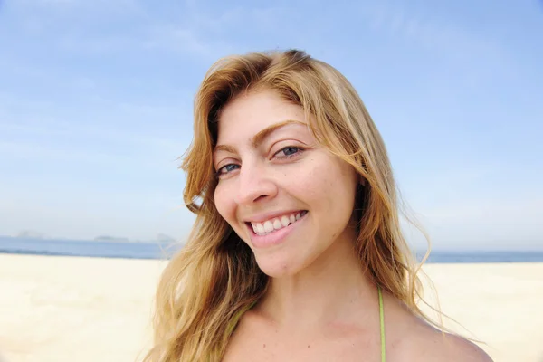 Mulher loira bonita desfrutando da praia — Fotografia de Stock