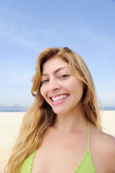 Krásná blondýnka se těší na pláž — Stock fotografie