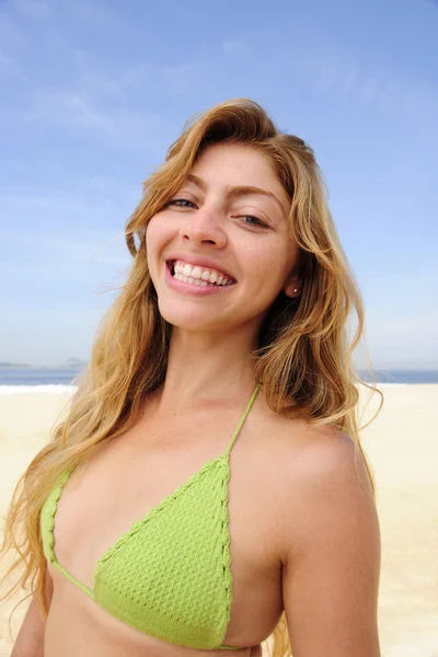 Όμορφη ξανθιά γυναίκα που απολαμβάνουν την παραλία — Φωτογραφία Αρχείου