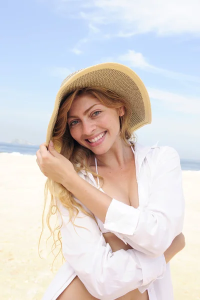 Nyári divat: érzéki és elegáns nő a tengerparti jelentő — Stock Fotó