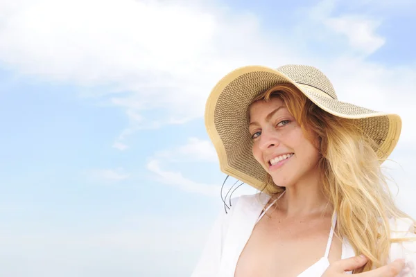 Verão: mulher com chapéu de palha e espaço de cópia — Fotografia de Stock
