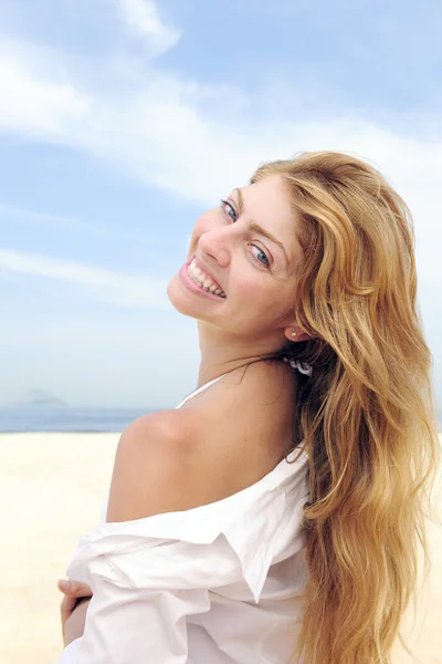 Mulher loira bonita desfrutando da praia — Fotografia de Stock