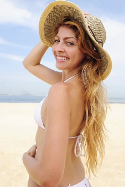 Verão: mulher com chapéu de palha — Fotografia de Stock