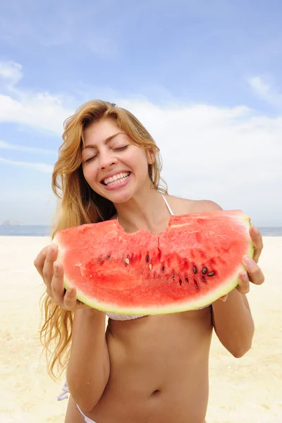 Žena jíst meloun na pláži — Stock fotografie