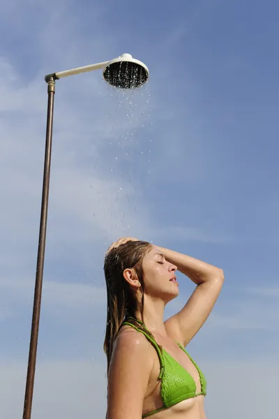 Nő vesz egy zuhany, a strandon — Stock Fotó