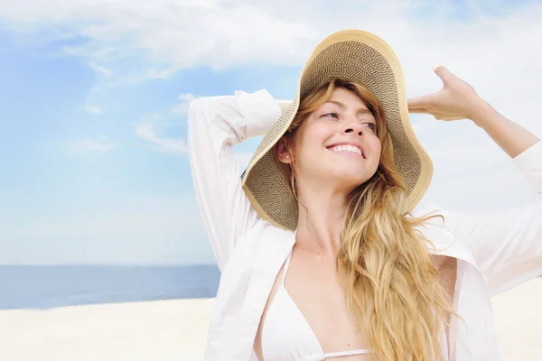 Verão: mulher com chapéu de palha e espaço de cópia — Fotografia de Stock