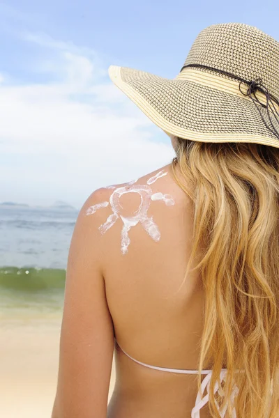 Mujer con crema bronceadora en la playa — Foto de Stock