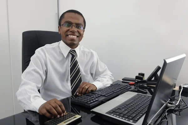 Feliz hombre de negocios trabajando en el escritorio sonriendo — Foto de Stock
