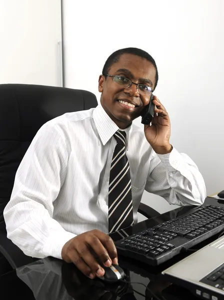 Zufriedener Geschäftsmann am Schreibtisch lächelnd — Stockfoto