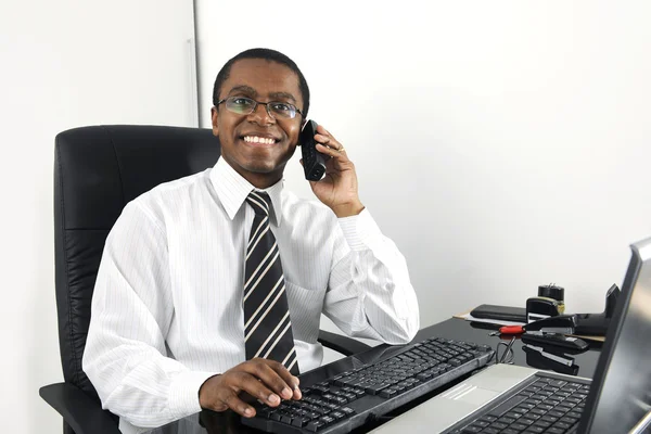 Szczęśliwy biznesmen pracy przy biurku uśmiechający się — Zdjęcie stockowe