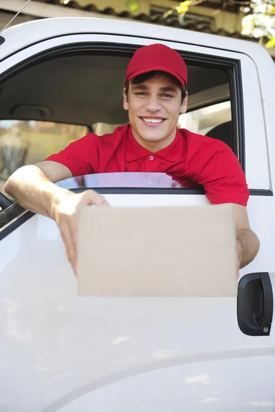 Leverans courier i van leverera paketet — Stockfoto