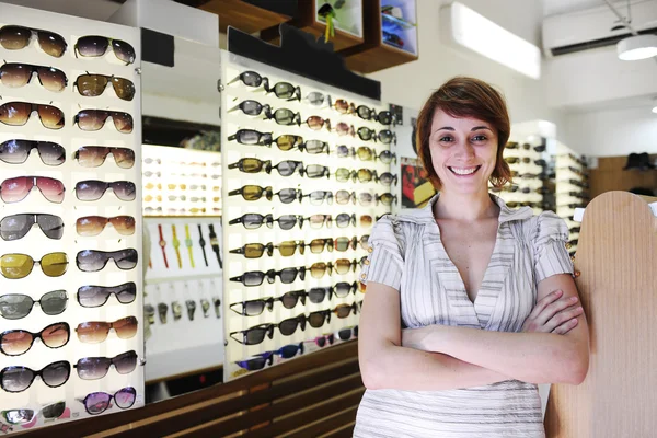 Pequenas empresas: orgulhoso proprietário de uma loja de óculos de sol — Fotografia de Stock