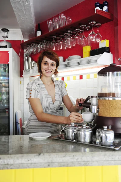 Μικρές επιχειρήσεις: θηλυκό ιδιοκτήτη ή σερβιτόρα — Φωτογραφία Αρχείου