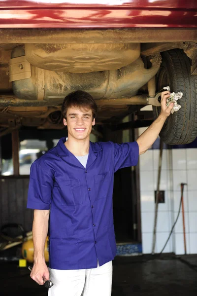 Retrato de um mecânico de carro no trabalho — Fotografia de Stock