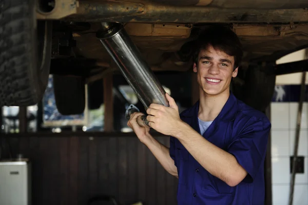 Iş yerinde mutlu araba tamircisi — Stok fotoğraf