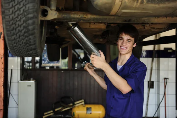 Joyeux mécanicien automobile au travail — Photo