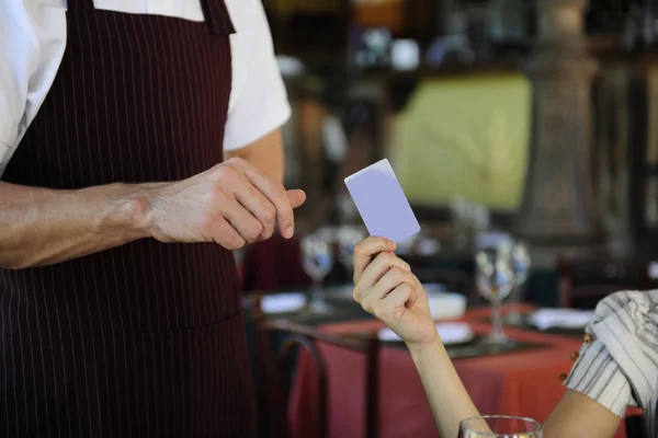 Клиент расплачивается кредитной картой в ресторане — стоковое фото