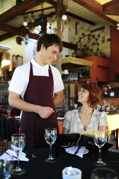 Σερβιτόρος μιλάμε πελάτη στο εστιατόριο — Φωτογραφία Αρχείου
