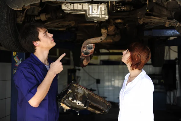 与客户交谈的汽车修理工 — 图库照片