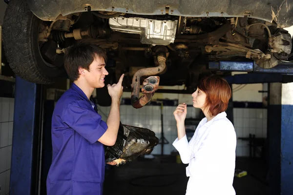 Mécanicien de voiture parlant au client — Photo