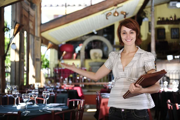 Μικρές επιχειρήσεις: θηλυκό υπερήφανος ιδιοκτήτης ενός εστιατόριο — Φωτογραφία Αρχείου