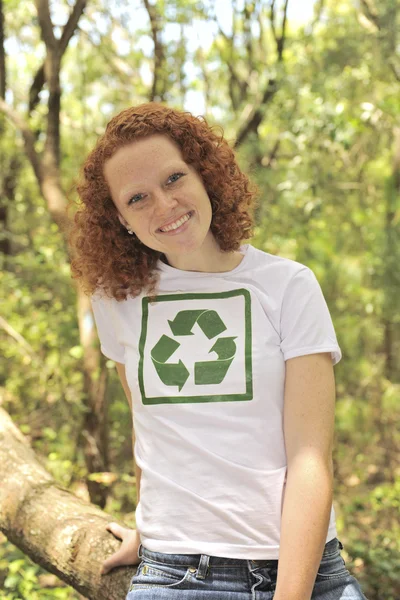 Voluntario con la camiseta de reciclaje en el bosque — Foto de Stock
