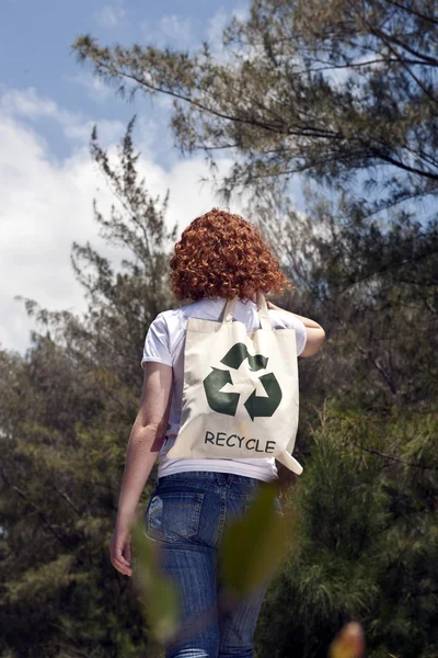 Žena s špatná recyklace v přírodě — Stock fotografie