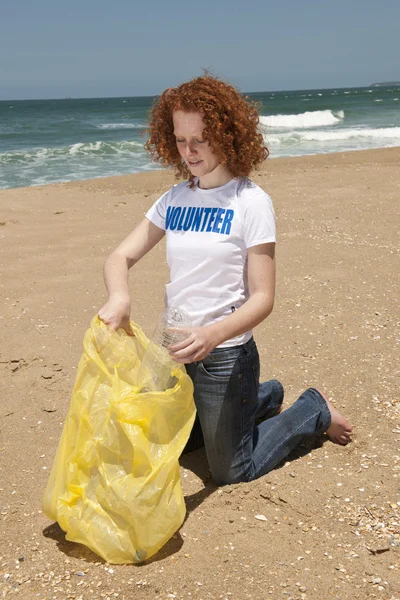 Volontär samla skräp på stranden — Stockfoto