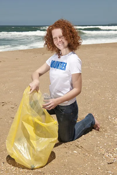 ビーチのクリーンアップ: 廃棄物の収集ボランティア — ストック写真