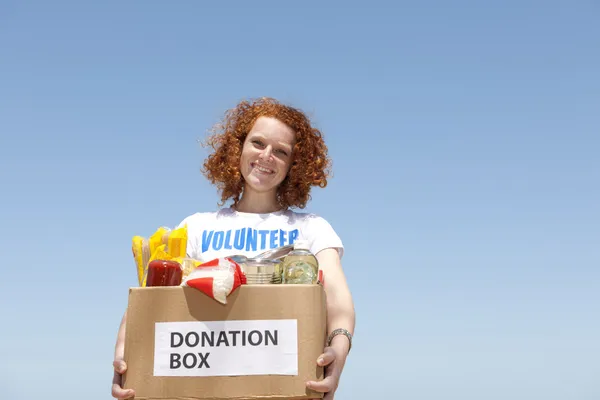 Vrijwilligers die voedsel donatie box — Stockfoto