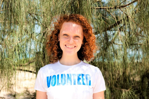 Szczęśliwa dziewczyna wolontariuszy uśmiechający się — Zdjęcie stockowe
