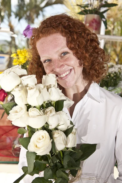 Γυναίκα, η αγορά των λουλουδιών σε ένα λουλούδι κατάστημα — Φωτογραφία Αρχείου