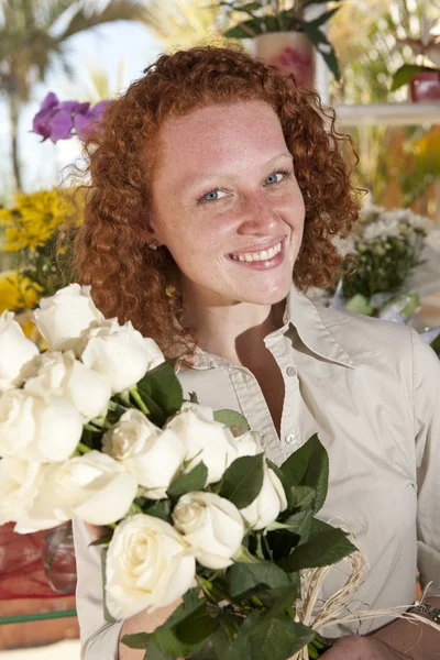 Frau kauft Blumen im Blumenladen — Stockfoto