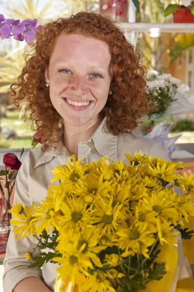 买花花卉存储区中的女人 — 图库照片