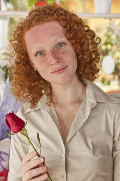 Γυναίκα που κρατά ένα ενιαίο τριαντάφυλλο — Φωτογραφία Αρχείου
