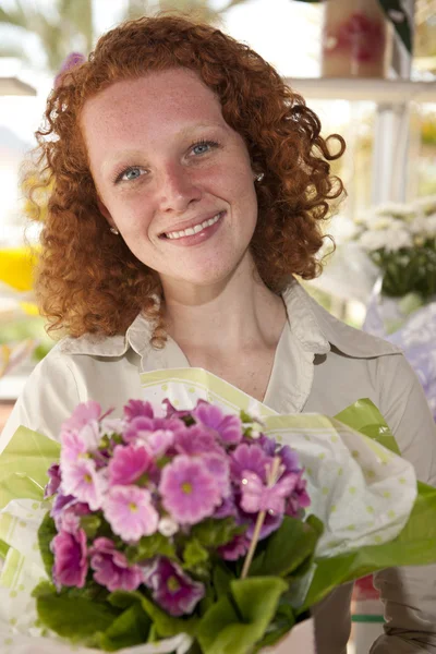 Flower gift: Woman giving a bunch of flowers — Stock Photo, Image