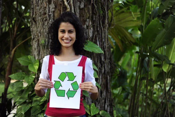 Reciclaje: mujer en el bosque sosteniendo un cartel de reciclaje —  Fotos de Stock
