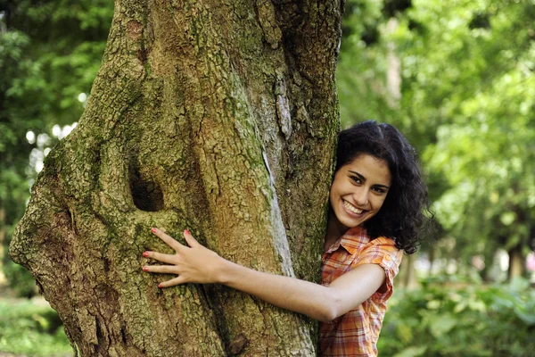 Doğa aşık: kadın ormanda bir ağaç sarılma — Stok fotoğraf