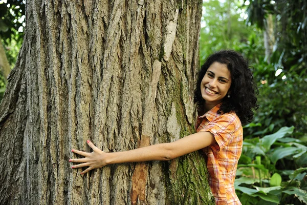 Kär i naturen: kvinnan krama ett träd i skogen — Stockfoto