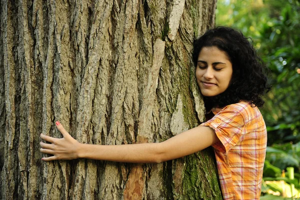 V lásce s přírodou: žena objímala strom v lese — Stock fotografie