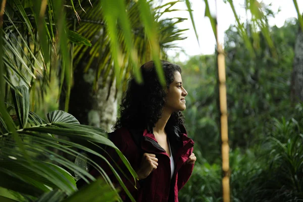 Ekoturism: kvinnliga vandrare att utforska vildmarken av regnskog — Stockfoto