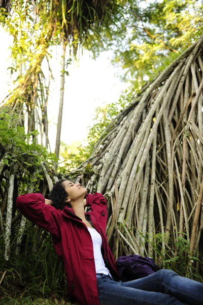 Ecotoerisme: vrouw ontspannen in het regenwoud — Stockfoto
