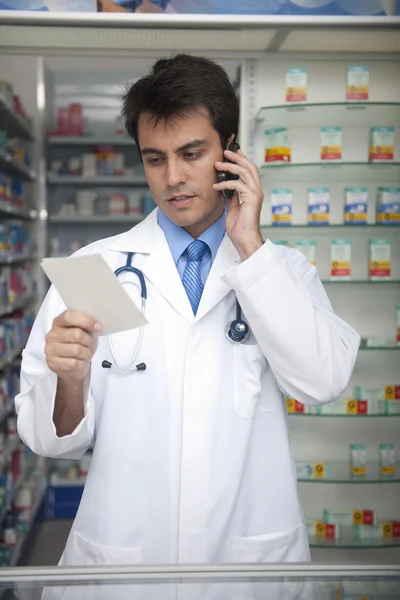 Портрет мужчины-фармацевта в аптеке — стоковое фото