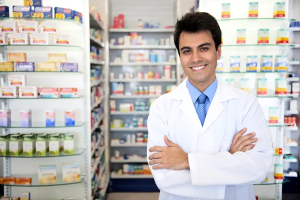 Retrato de um farmacêutico masculino na farmácia — Fotografia de Stock