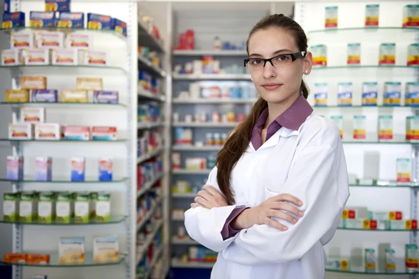 Porträtt av en kvinnlig farmaceut på apoteket — Stockfoto