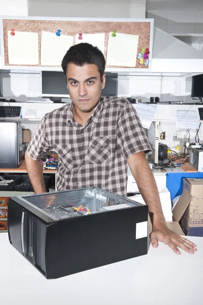 Lycklig ägare till en dator reparation butik — Stockfoto