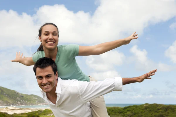 Glückliches hispanisches Paar verliebt — Stockfoto