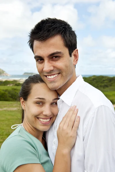 Щаслива пара іспаномовних посміхається — стокове фото